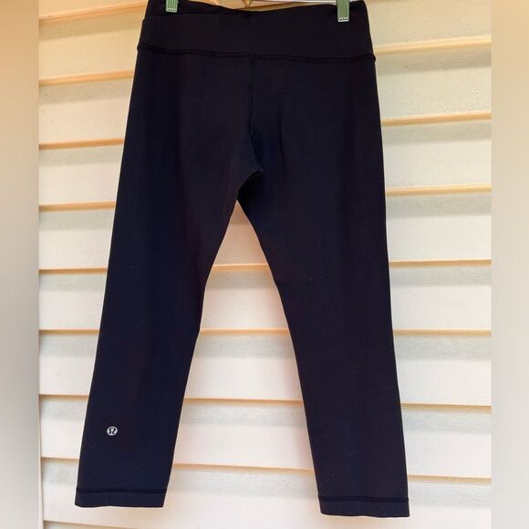 Lululemon black ankle length leggings, tight fit, flattering, size 4 - Picture 1 of 5
